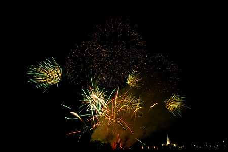 黄昏时在稻田上放着巨大的 多彩的烟火念日焰火红色派对展示假期节日烟花黑色乐趣图片