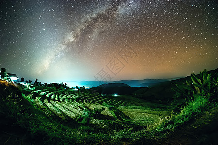 泰国清迈市的稻田银河和Zodiac光图片