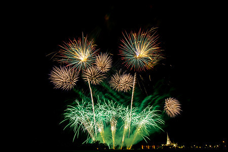 黄昏时在稻田上放着巨大的 多彩的烟火念日焰火节日黑色假期庆典派对烟花乐趣天空图片