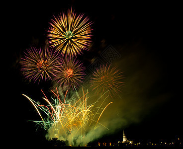 黄昏时在稻田上放着巨大的 多彩的烟火庆典乐趣展示念日派对天空节日焰火假期烟花图片