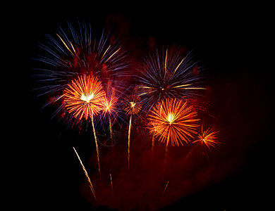 黄昏时在稻田上放着巨大的 多彩的烟火念日派对烟花节日天空黑色红色假期庆典乐趣图片