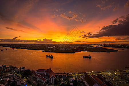 泰国萨穆特普拉坎的鸟眼观 焦普拉亚河上的日落 橙色天空海岸鸟瞰图建筑反射城市办公室市中心太阳旅游橙子图片