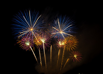 黄昏时在稻田上放着巨大的 多彩的烟火焰火天空派对节日展示红色念日庆典假期黑色图片