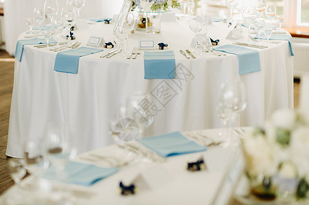 婚桌装饰 在餐桌上的桌子上放着蓝花 为婚礼晚宴设计餐具蓝色堡垒盘子玫瑰服务员风格婚姻假期蜡烛银器图片