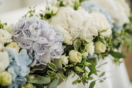 婚桌装饰 在餐桌上的桌子上放着蓝花 为婚礼晚宴设计餐具花店植物群婚姻盘子饭厅堡垒玻璃庆典银器作品图片