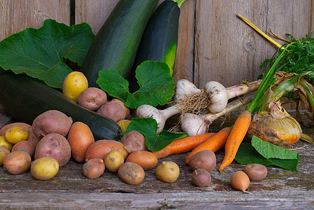 生锈桌上新鲜收获的健康的农用蔬菜乡村土豆收藏营养农场萝卜季节桌子团体木头图片