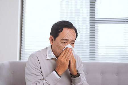 老人有流感 擦纸吹他的鼻子图片