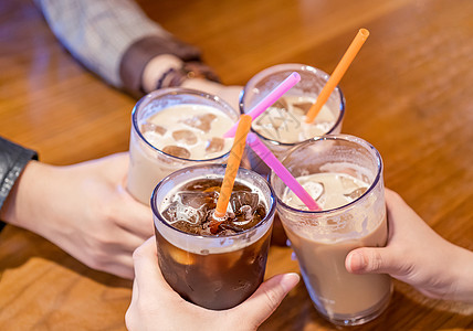 咖啡冰派对理念 女孩和朋友拿着咖啡杯 在咖啡馆 生活方式 复制空间 顶视图 特写中一起欢呼快乐友谊会议乐趣餐厅团体店铺杯子饮料时间酒吧背景