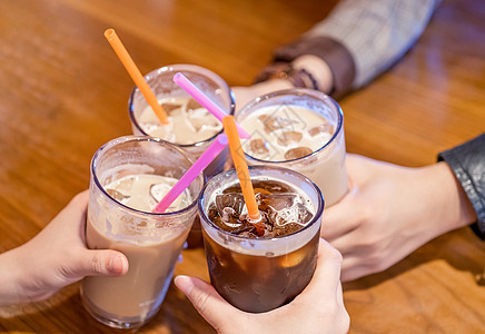 派对理念 女孩和朋友拿着咖啡杯 在咖啡馆 生活方式 复制空间 顶视图 特写中一起欢呼快乐会议乐趣友谊店铺桌子干杯咖啡店餐厅女士牛图片