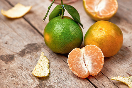 木制桌上的橘子和橘子切片甜点农业热带桌子食物橙子水果玻璃绿色图片