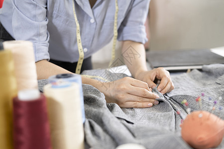 时装设计师在餐饮店工作图纸草图人体裁缝作坊剪裁手工业创造力织物设计图片