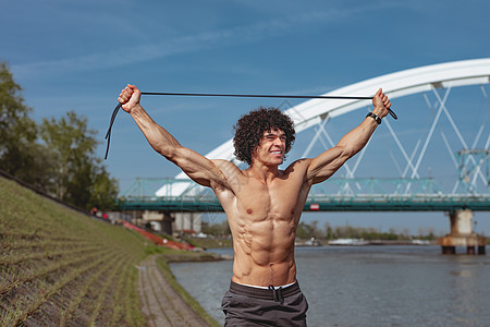 在河边行走生活方式动机幸福力量男人公共场所身体主义胸部训练图片