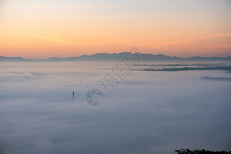 清晨雾覆盖泰国兰蓬 从法寺的Wat Phra的角度来观察活力地平线风车海岸海洋日出时间天空旅行旅游图片