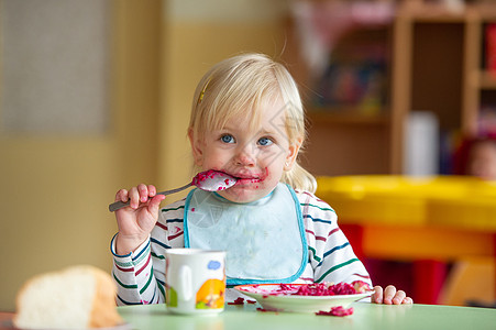 儿童在幼儿园或家中吃健康食品 并被打脏辣椒厨房微笑早餐蔬菜孩子桌子午餐沙拉餐具图片