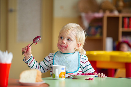 儿童在幼儿园或家中吃健康食品 并被打脏沙拉蔬菜桌子童年微笑女孩辣椒食物勺子厨房图片