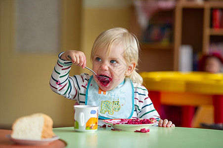 儿童在幼儿园或家中吃健康食品 并被打脏午餐蔬菜微笑童年桌子婴儿盘子厨房饮食辣椒图片