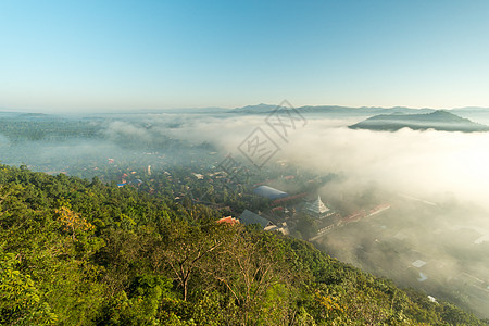 清晨雾覆盖泰国兰蓬 从法寺的Wat Phra的角度来观察森林爬坡旅行蓝色地平线山脉天空海洋树木风景图片