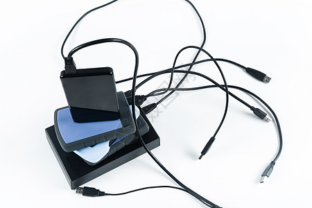 许多带有电线的外部硬驱动器位于白色背景 硬驱动器处于孤立状态照片生活显示器硬盘安全技术备份教育黑色电缆图片