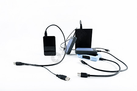 许多带有电线的外部硬驱动器位于白色背景 硬驱动器处于孤立状态数据生活记忆照片教育黑色硬盘工作磁盘桌子图片