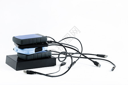 许多带有电线的外部硬驱动器位于白色背景 硬驱动器处于孤立状态显示器工作技术备份贮存黑色硬盘记忆磁盘桌子图片