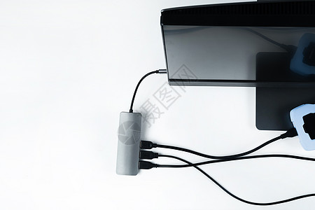连接外部硬盘驱动器的适配器连接到白色背景上的整体块 带硬盘的计算机显示器整块键盘磁盘安全技术桌子生活监视器贮存图片