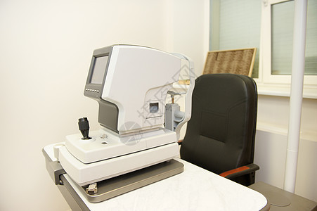 检查一个人视力的设备在验光师的办公室里 (单位 千分之一)图片