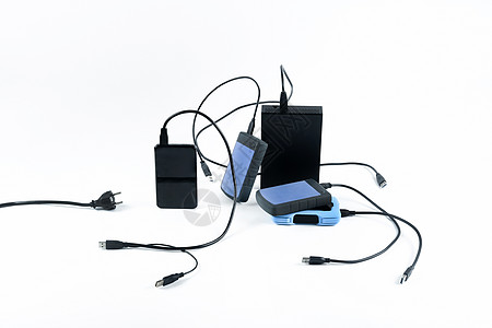 许多带有电线的外部硬驱动器位于白色背景 硬驱动器处于孤立状态教育商业内存备份电缆生活显示器工作安全数据图片