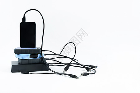 许多带有电线的外部硬驱动器位于白色背景 硬驱动器处于孤立状态技术商业内存黑色电缆磁盘贮存生活照片桌子图片