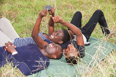 男女最好的朋友躺在草地上笑着笑着欢笑幸福拥抱青年男朋友说谎假期情感女士投标野餐图片