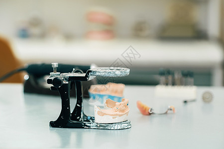 牙科技师用牙膏下巴石膏制成的牙齿模型演习技术石头技术员实验室卡尺医生工具餐具职场图片