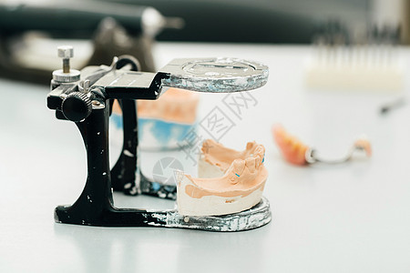 牙科技师用牙膏下巴石膏制成的牙齿模型测量抛光牙医卡尺餐具印象技术员铣削演习诊所图片