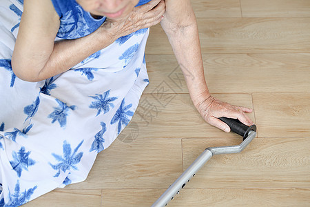 老年妇女在家中摔倒 心脏攻击卫生胸部地面疼痛病人中风祖母帮助情况退休图片