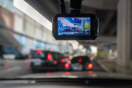 Dash相机或汽车录像机在路上乘坐的车辆上背景图片