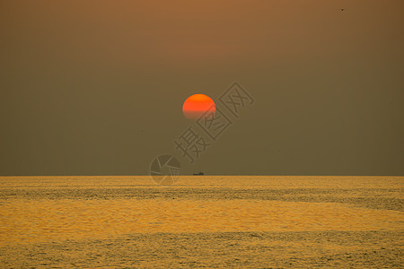 太阳在傍晚落下 金色闪亮 反映海水黄色海浪橙子天空阳光反射日落红色地平线假期图片