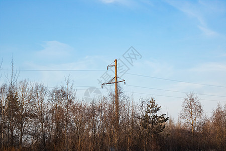 用电线对着蓝天的一根带电线的柱子乡村蓝色两极金刚变形危险电话电气电缆建筑学图片