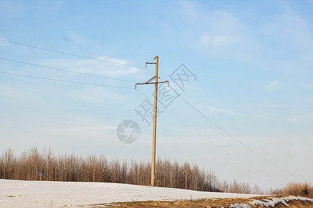 用电线对着蓝天的一根带电线的柱子导体两极黄色天空公司金刚危险电容器活力邮政图片
