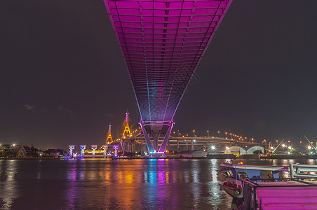 Bhumibol大桥河大桥 晚上用多种颜色打开灯光反射色光天空城市风景交通场景夜景海景地标图片