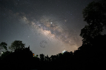 在山顶树影之上的银河系 高在山上天空科学望远镜星座天文夜空乳白色天文学蓝色摄影图片