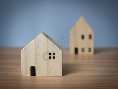 将两座木制模房放在木制桌子上 有浅灰色背景贷款投资复古模型住宅银行村庄抵押金融住房图片