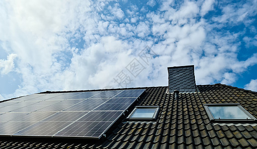 太阳能电池板在带有云反射的住宅屋顶上产生清洁能源集电极力量家庭光伏房子技术生态建筑学电气太阳图片