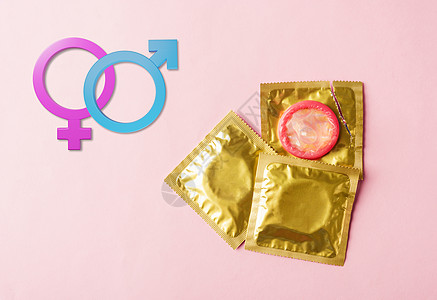 包装袋中的避孕套撕开和男性 女性性别标志图片