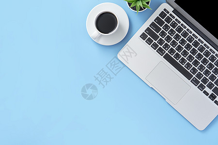 商业概念在工作时间放松喝咖啡在干净的浅蓝色办公桌上休息一下复制空间平面笔记本工作桌子电脑电话手机小样闲暇女孩高架图片