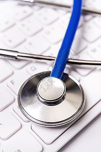 白桌背景的计算机键盘上的蓝色听诊器 在线医疗信息处理技术概念 特写 宏 复制空间GPS工具考试医生桌子治疗服务听诊医疗保险卫生医图片