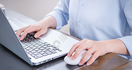 商业概念 穿蓝衬衫的女士在电脑上打字 办公室桌上有咖啡 背光 太阳光亮效应 特写 侧视图 复制空间蓝色自由职业者笔记本营销桌子电图片
