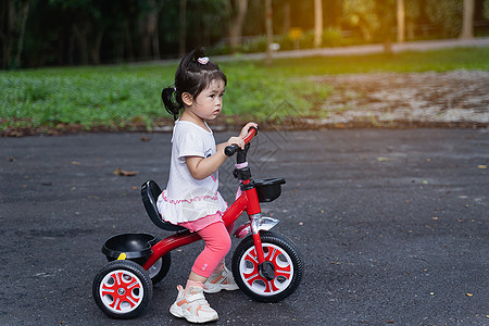 可爱的孩子们骑自行车 孩子们享受骑自行车兄弟童年公园活动玩具微笑花园乐趣学习娱乐图片