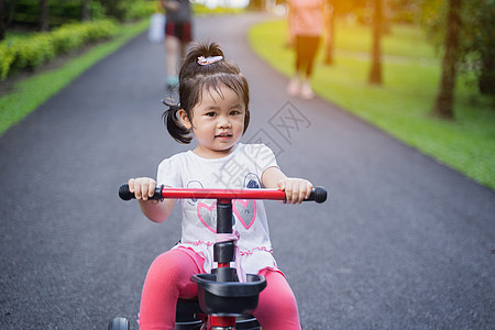 可爱的孩子们骑自行车 孩子们享受骑自行车童年男生后院喜悦玩具运动孩子家庭婴儿学习图片