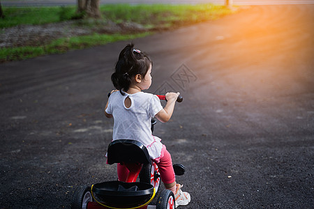 可爱的孩子们骑自行车 孩子们享受骑自行车情感家庭喜悦公园平衡婴儿后院女孩头盔乐趣图片