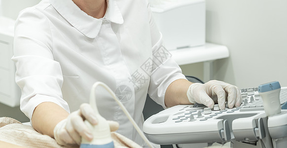 医生操作用于病人诊断的超声波扫描仪乐器身体考试技术员测试监视器职业扫描器雷达机器图片