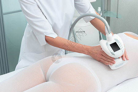 特别的白人西装女子在一家疗养院接受抗细胞按摩 LPG和诊所的身体凝固治疗程序油气蜂窝女孩医生药物皮肤联队橘皮护理图片