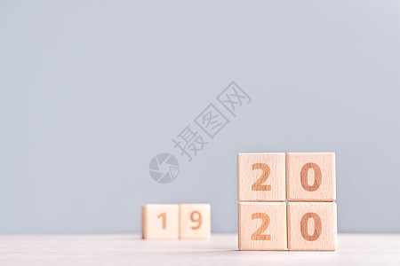 摘要 2020 2019 新年倒计时设计理念木桌上的木块立方体和低饱和度蓝色背景特写复制空间日历商业战略派对正方形数字审查成就桌图片